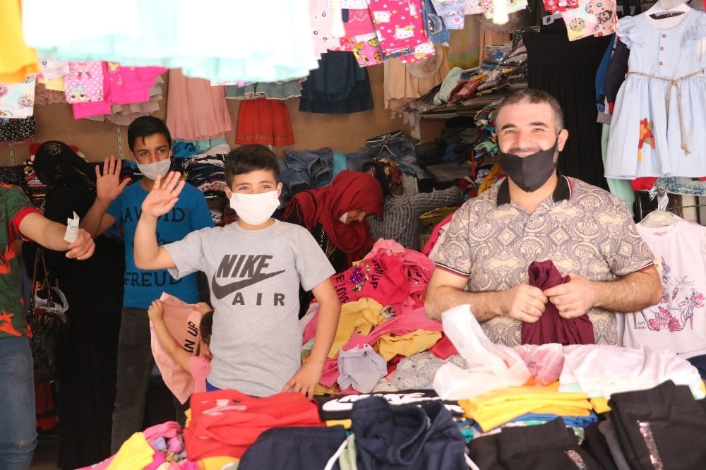 Yaşıtları gezerken o bayram harçlığını çıkartmaya çalıştı 