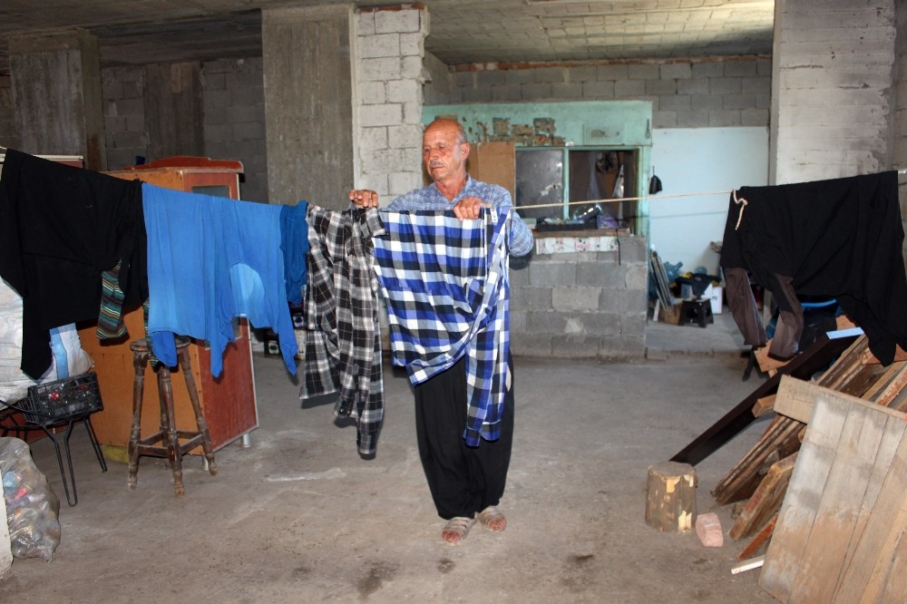 Yaşlı adam 15 yıldır metruk binada yaşıyor 