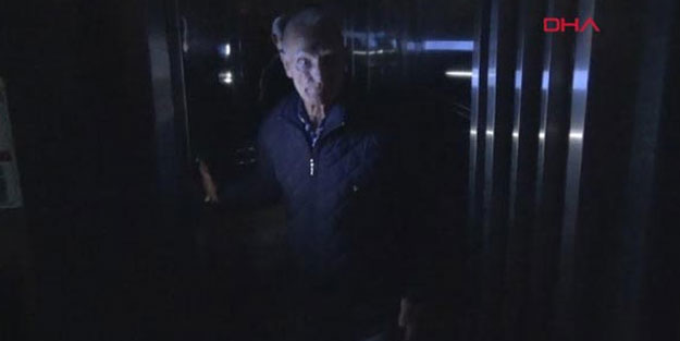 Yaşlı adam asansördeyken elektriği kestiler