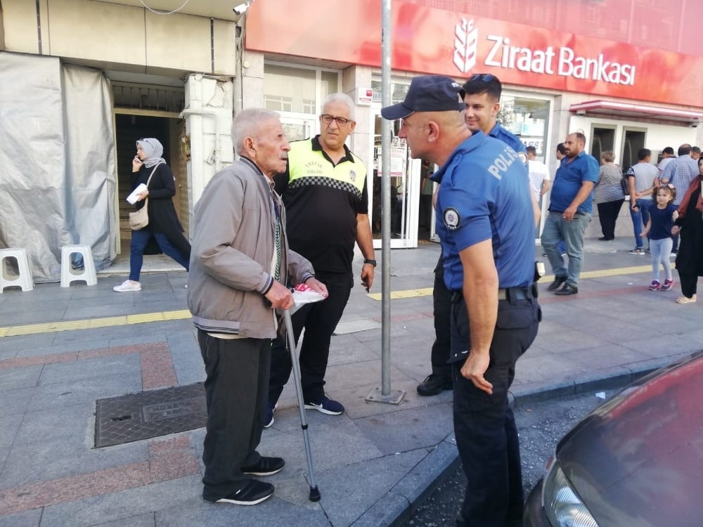 Yaşlı adam emekli maaşını çekmek için gittiği bankada büyük şok yaşadı 