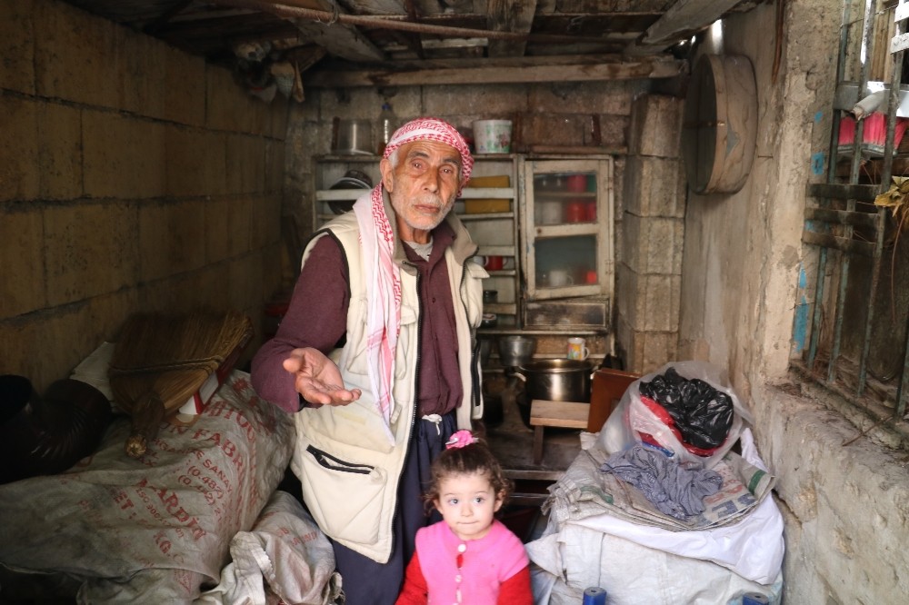 Yaşlı adam gözyaşı dökerek dul kızı ve torunu için yardım istedi 