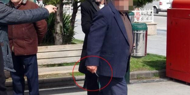 Yaşlı adam habercilere hakaret edip bıçak çekti