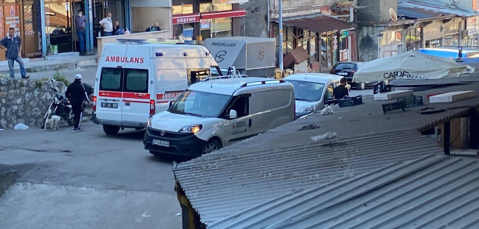 Yaşlı adam iki metre yüksekten beton zemine düştü