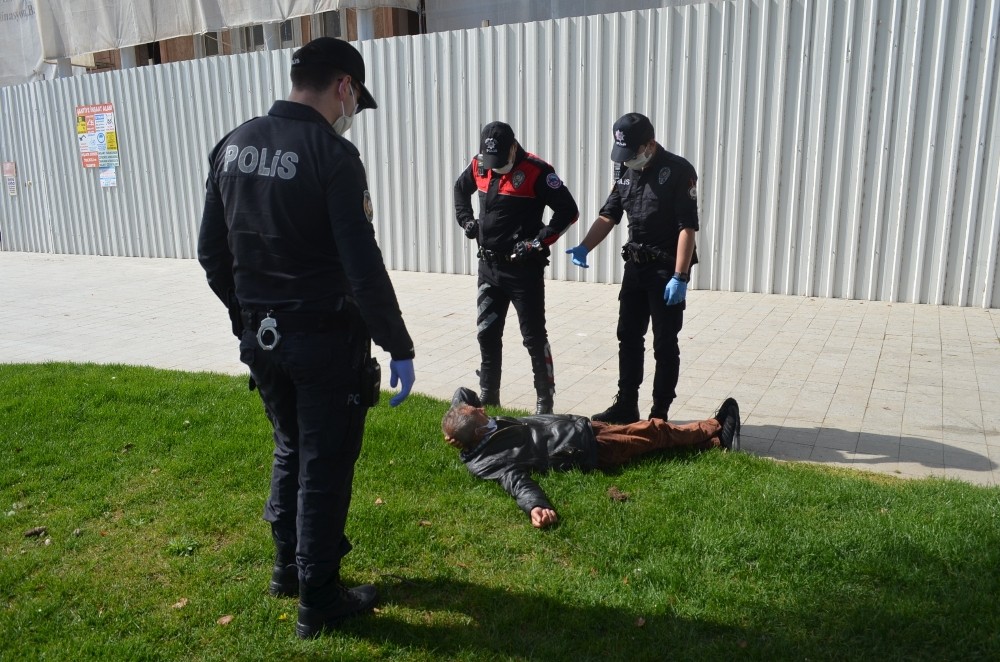 Yaşlı adam polisi çileden çıkardı, dönüp dolaşıp aynı yere geldi 