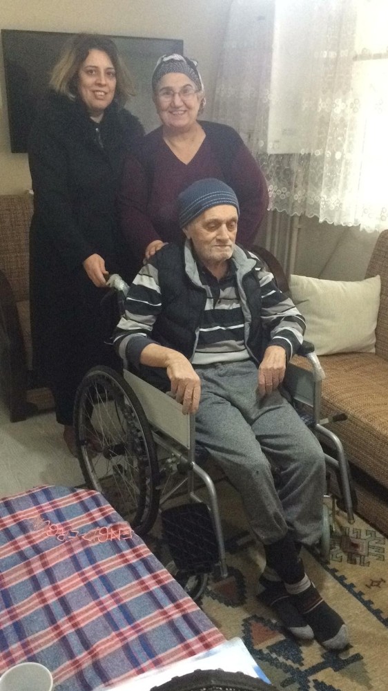 Yaşlı adam tekerlekli sandalyesine kavuştu 