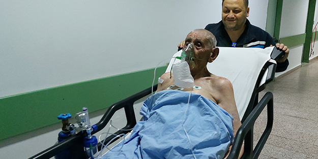 Yaşlı adam yalnız yaşadığı evde çıkan yangında ölümden döndü