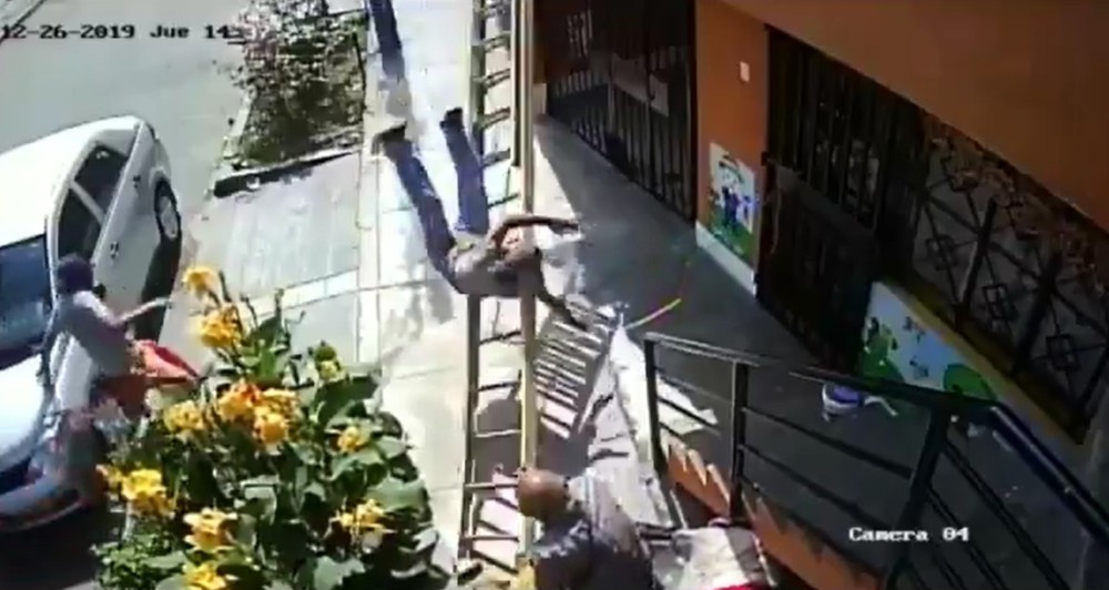 Yaşlı adam yoluna çıkan merdiveni sallayıp boyacıyı düşürdü 