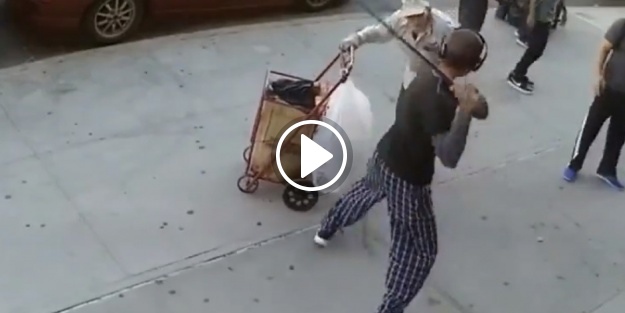 Yaşlı adama saldırdı!