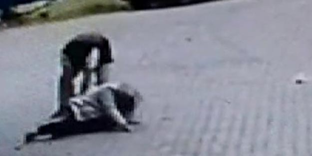Yaşlı adama sokak ortasında demir sopayla dayak attı