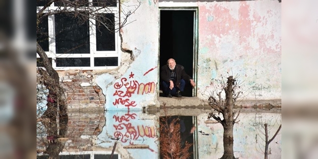 Yaşlı adamı ikna edemeyen polis memuru üşümesin diye sobasını yaktı