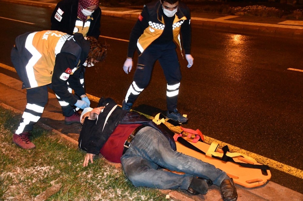 Yaşlı adamı önce darp etti, sonra kafasına cam şişeyle vurarak yaraladı 