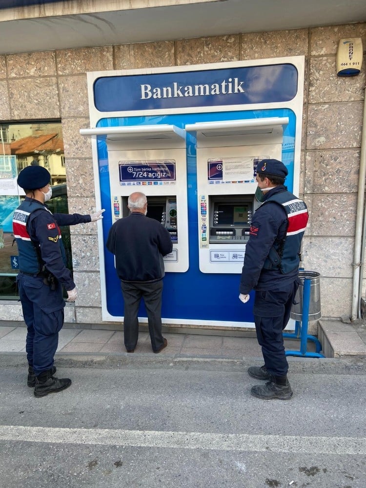 Yaşlı adamı telefon dolandırıcılarından jandarma kurtardı 