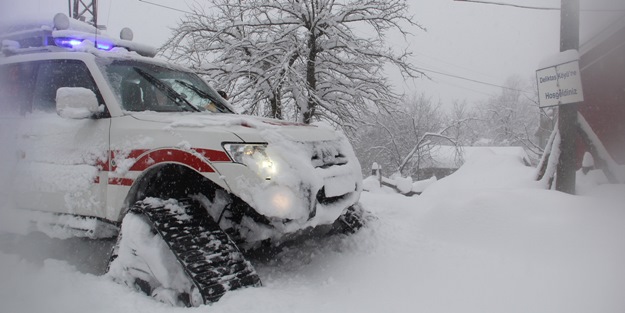 Yaşlı adamın imdadına paletli ambulans yetişti