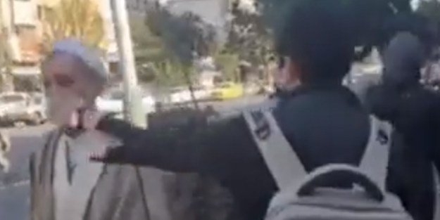 Yaşlı adamın kafasındaki sarığı düşüren hadsiz gence tepki yağdı!