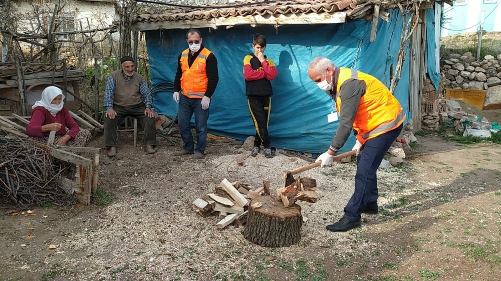 Yaşlı adamın odunlarını vefa ekibi kırdı 