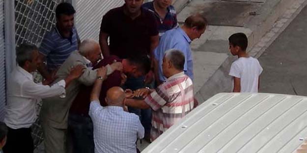 Yaşlı adamın sokakta dövdüğü kişinin kim olduğunu öğrenenler şoke oldu!