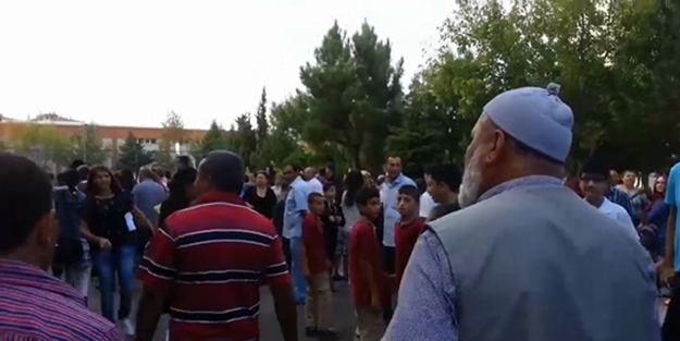 Yaşlı amca, İmam Hatip protestocularını önüne kattı