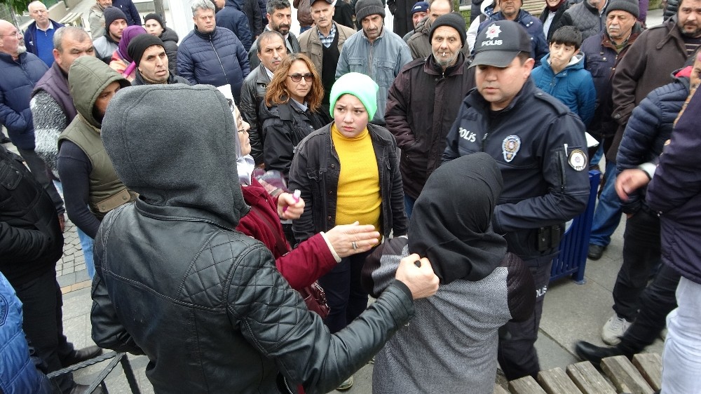 Yaşlı annesinin cüzdanını çaldığını öne sürdüğü kadını böyle yakaladı 