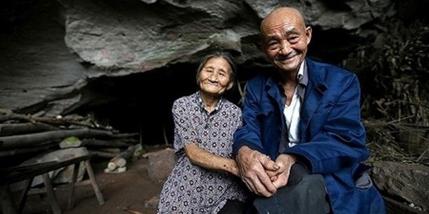 Yaşlı çift 54 senedir mağarada yaşıyor!