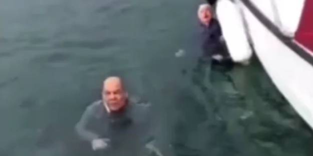 Yaşlı çift el ele tutuşup denize atladı!