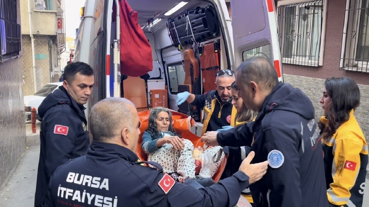 Yaşlı çift kendi evlerinde mahsur kaldı