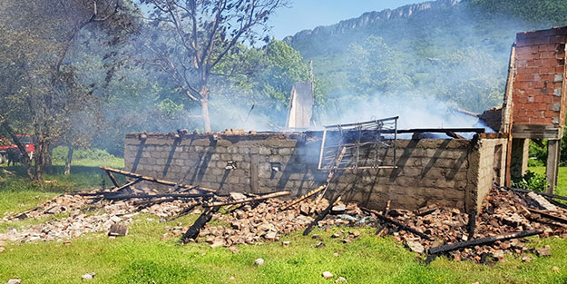 Yaşlı çift Ramazan Bayramı öncesi evsiz kaldı