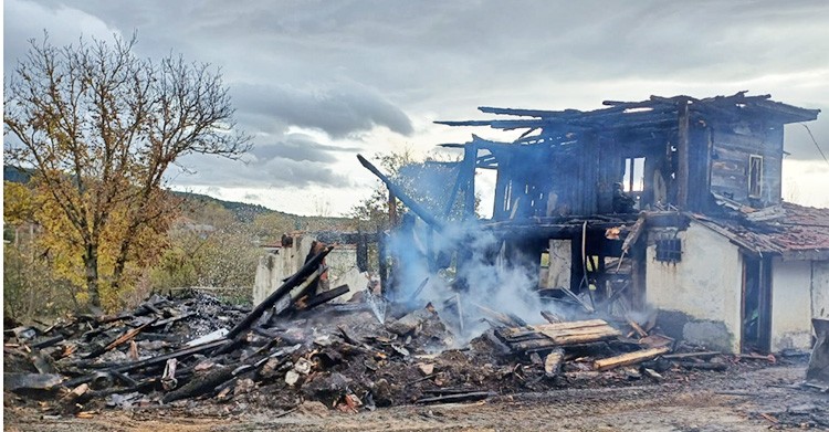 Yaşlı çift yangından kurtulamadı