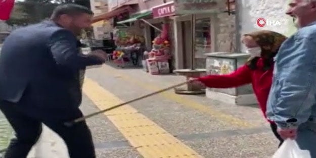 Yaşlı çifte koronavirüs uyarısı yapan Belediye Başkanı, nineden bastonu yedi