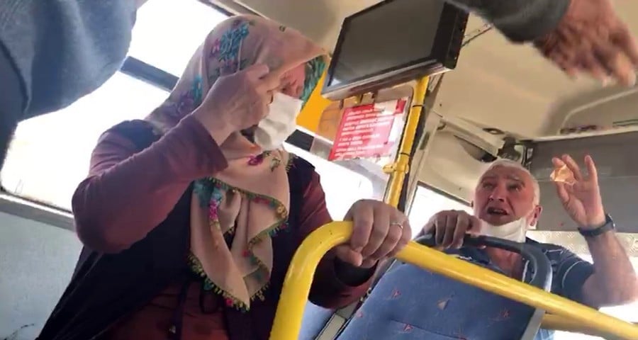Yaşlı çifti otobüsten indirmek için dil döktü 