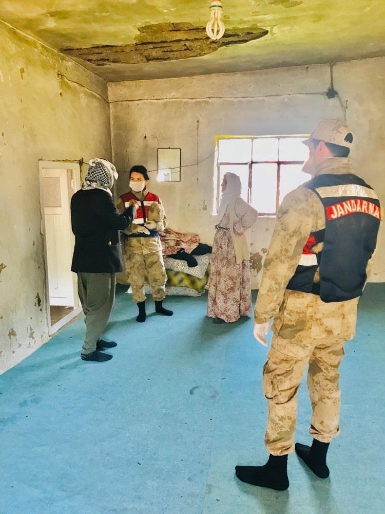 Yaşlı çiftin ihtiyaçlarını jandarma karşıladı 