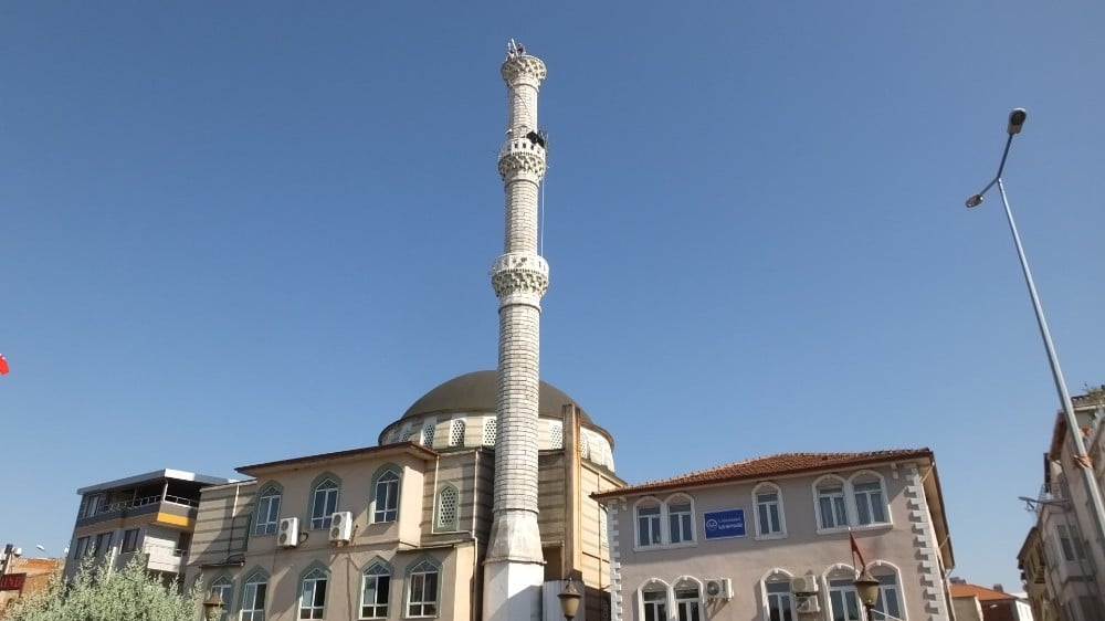 Yaşlı çiftin minare tepesinde ekmek kavgası 