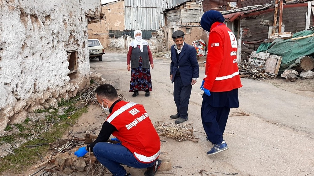 Yaşlı çiftin odunlarını görevliler kırdı 