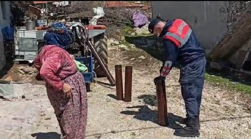 Yaşlı çiftin soba borularını jandarma temizledi 