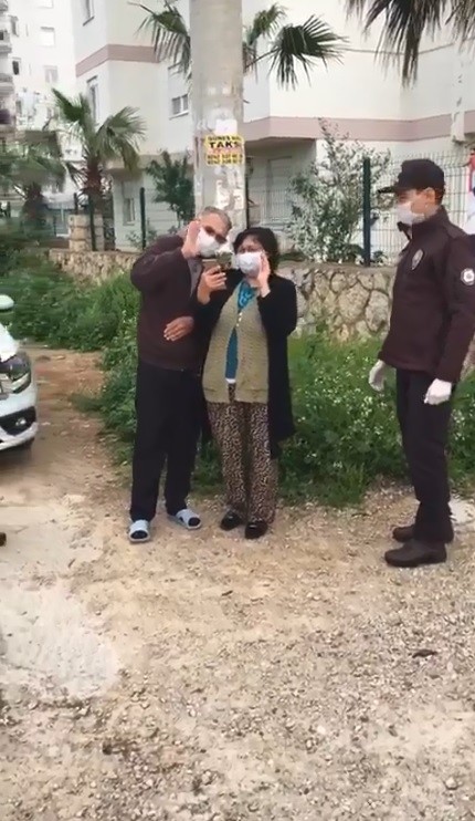 Yaşlı çiftin yeni doğan torunlarını görme isteğine bekçilerden teknolojik çözüm 