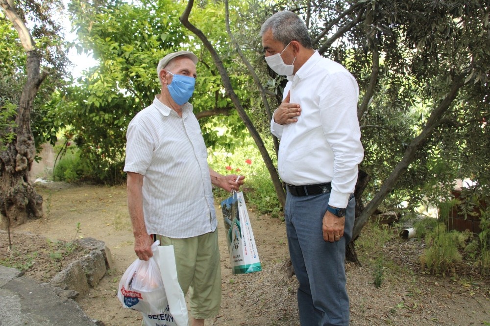 Yaşlı çınarların sıcak yemekleri evlerine kadar getirildi 