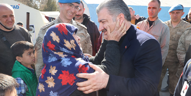 Yaşlı depremzede kadın bir anda Bakan Koca'nın önüne çıkıp...