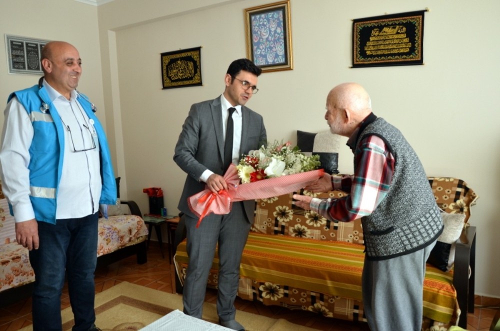 Yaşlı hastalar evlerinde ziyaret edildi 