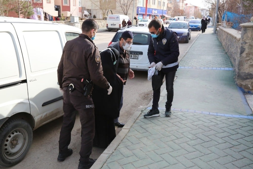 Yaşlı hastalar polisler tarafından hastaneye götürülüyor 