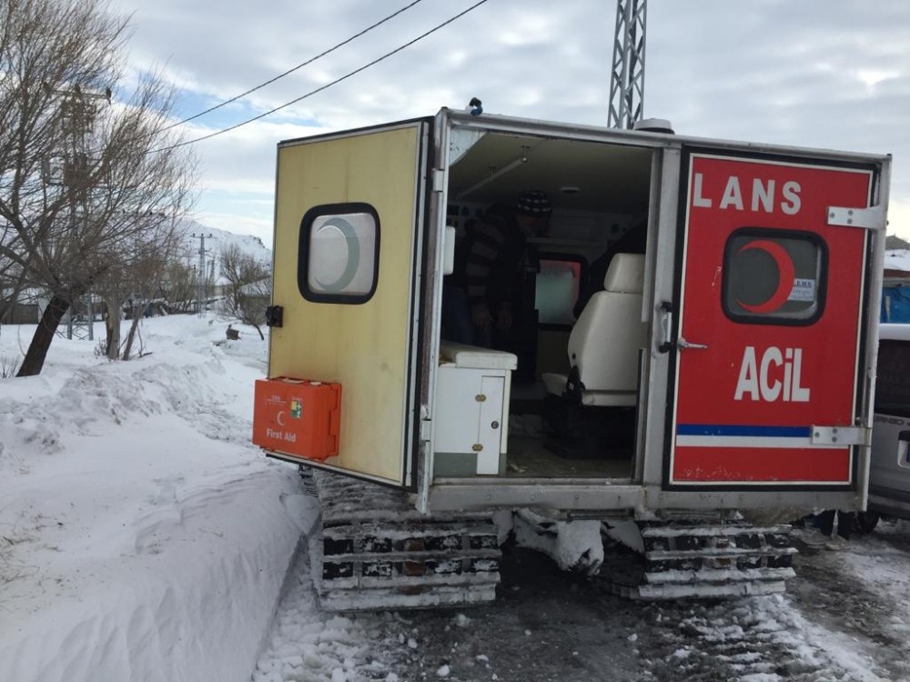 Yaşlı hastanın imdadına paletli ambulans yetişti 