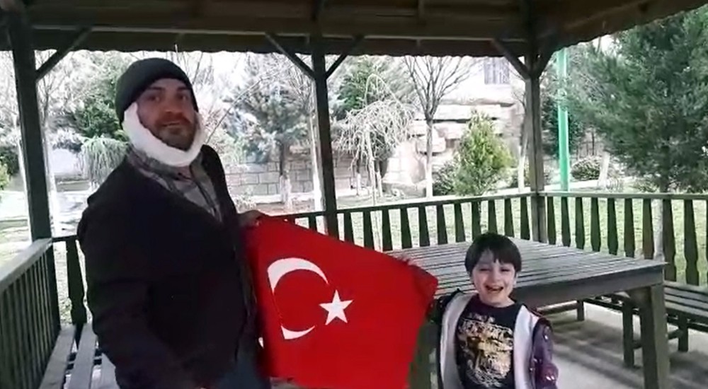 Yaşlı insan kılığına giren baba ve minik oğlu ’evde kal’ dedi 