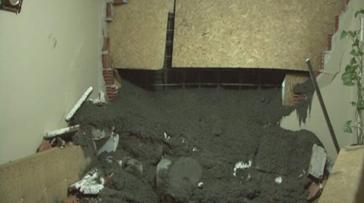 Yaşlı kadın beton duvarın altında kalarak can verdi