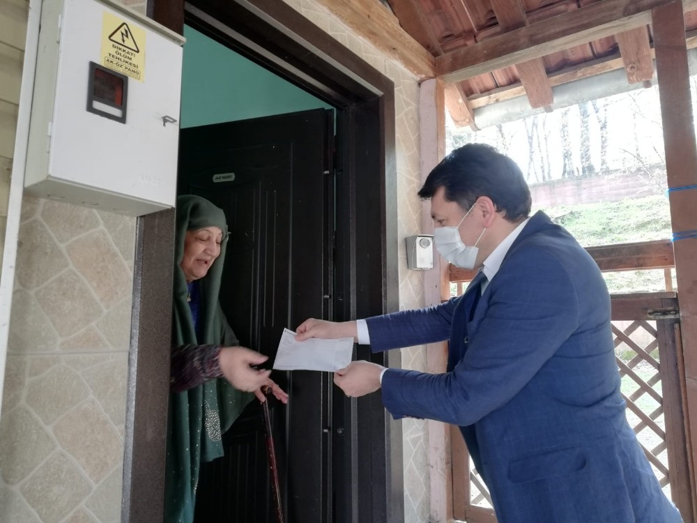Yaşlı kadın Biz bize yeteriz kampanyasına katıldı 