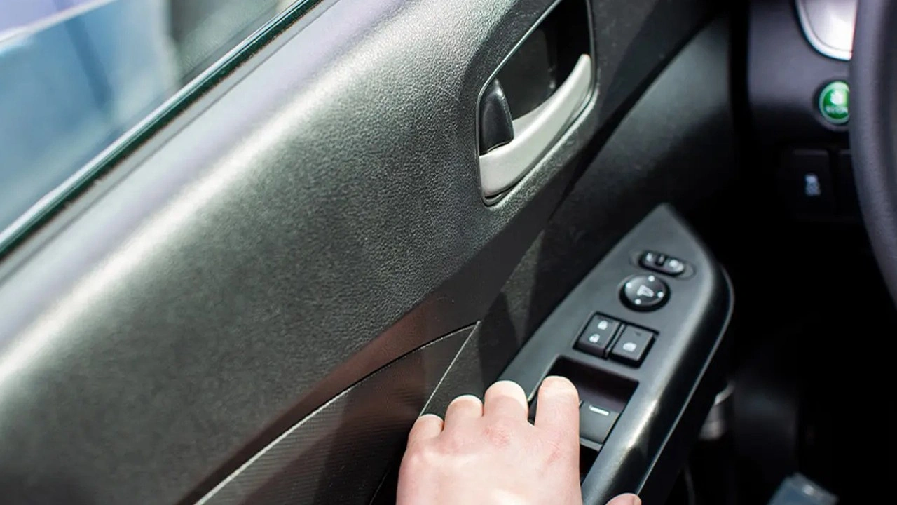 Yaşlı kadın boğularak öldü: Elektrikli cam faciası