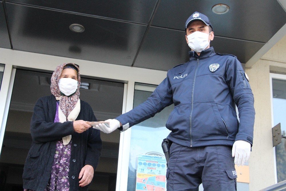 Yaşlı kadın çektiği yardım parasını düşürdü 