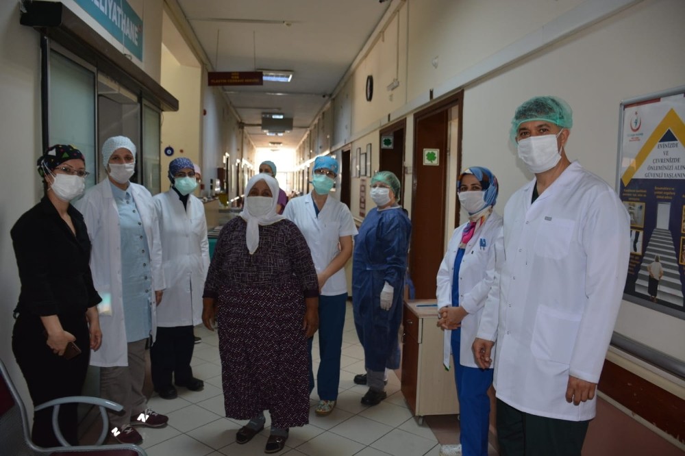 Yaşlı kadın koronayı plazma tedavisiyle yendi 