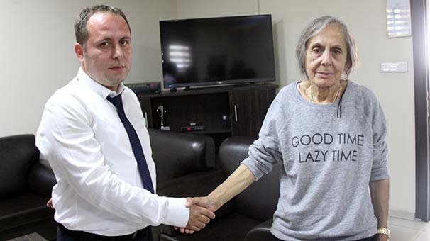 Yaşlı kadın otobüste unuttuğu servetini teslim aldı