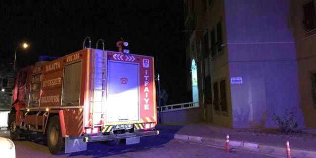 Yangın çıkaran yaşlı kadın kendini kurtarmak isteyen ekiplere direndi!