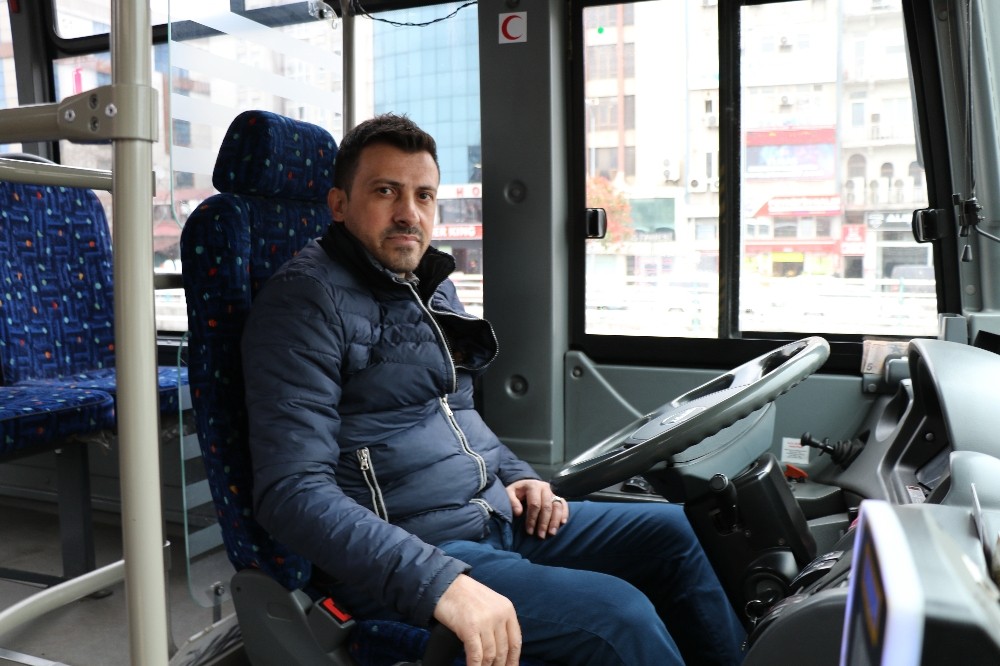 Yaşlı kadın yasağa rağmen otobüse binmek için dakikalarca direndi 