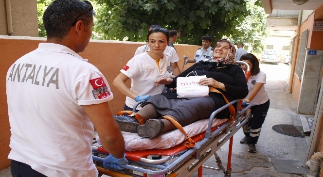 Yaşlı kadına evinin önünde gasp edildi