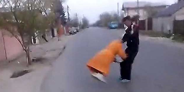 Yaşlı kadına işkence yaptılar